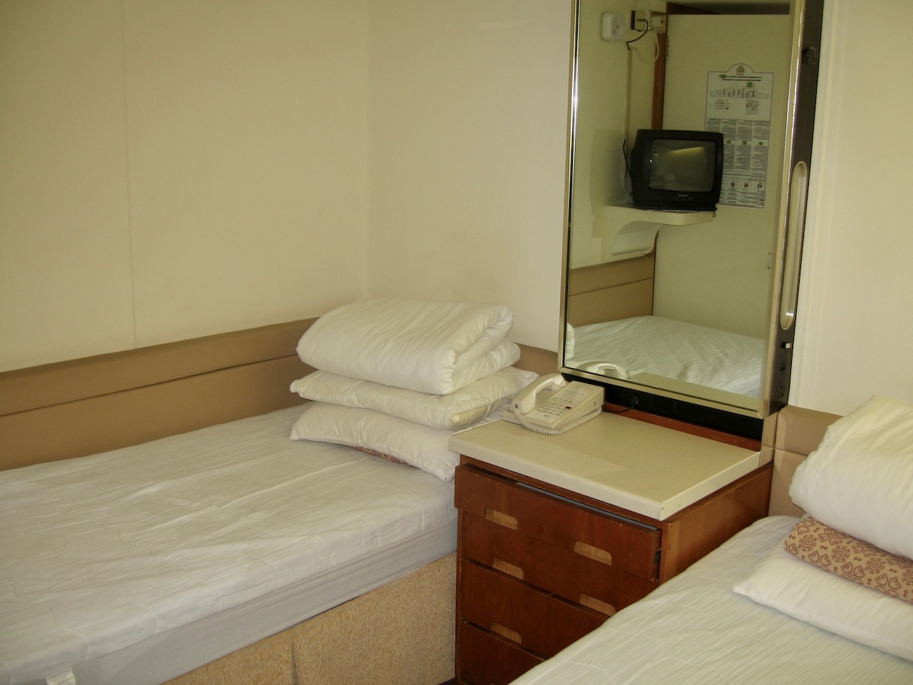 QE2 cabin