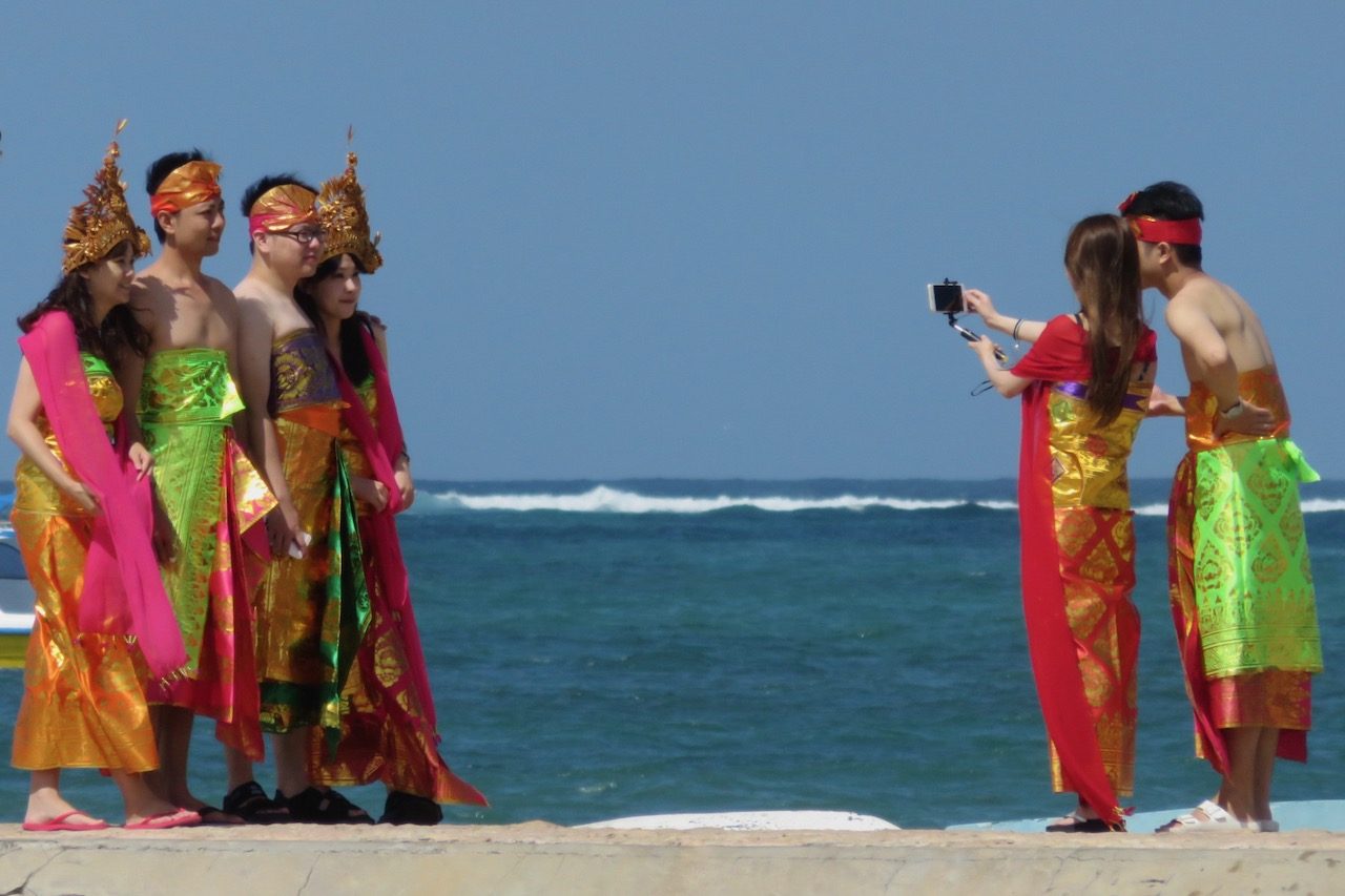 Colourful photo shoot on the beach